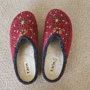 Taos Footwear Red Felt Slip-On Clogs with Embroidered Floral Design